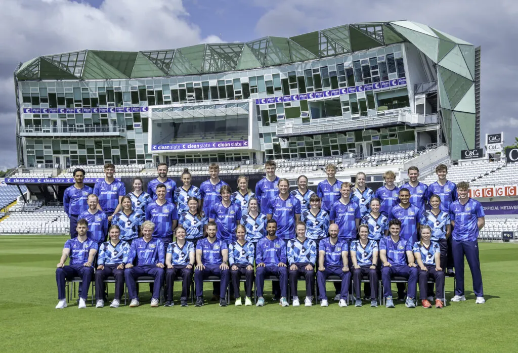 The Yorkshire Vikings and Northern Diamonds team in a group photo at Headingley